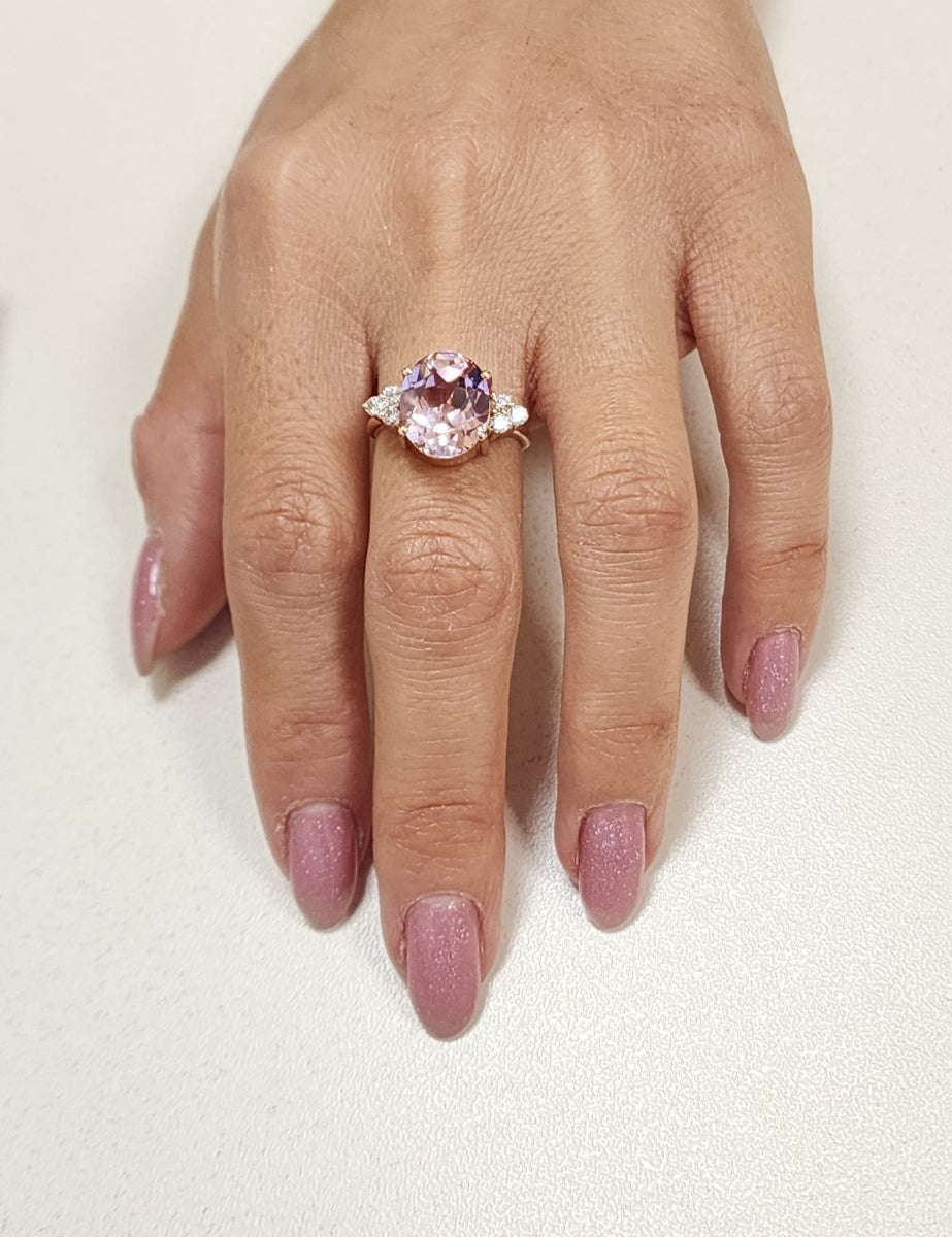 טבעת מורגנייט ורודה גדולה דגם Eva על יד של אישה